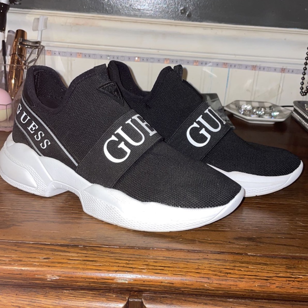 Pas op Oproepen scheepsbouw Guess | Shoes | Guess Sneakers | Poshmark